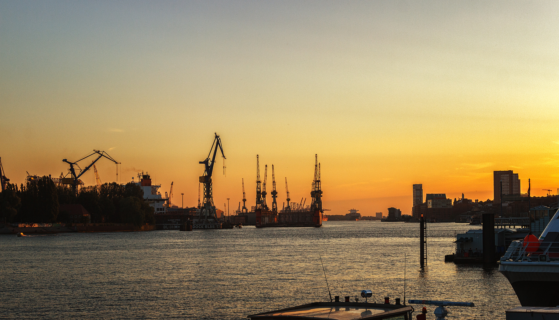 der Hamburger Hafen bei Sonnenuntergang