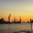 der Hamburger Hafen bei Sonnenuntergang