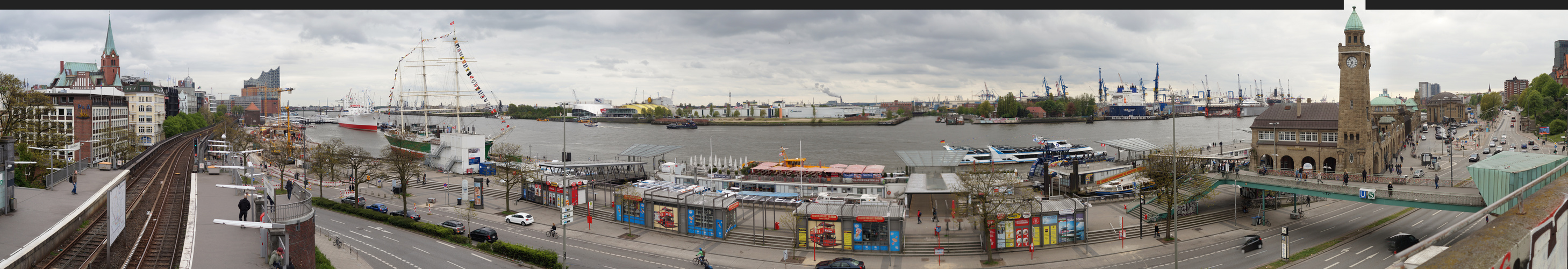 Der Hamburger Hafen ...