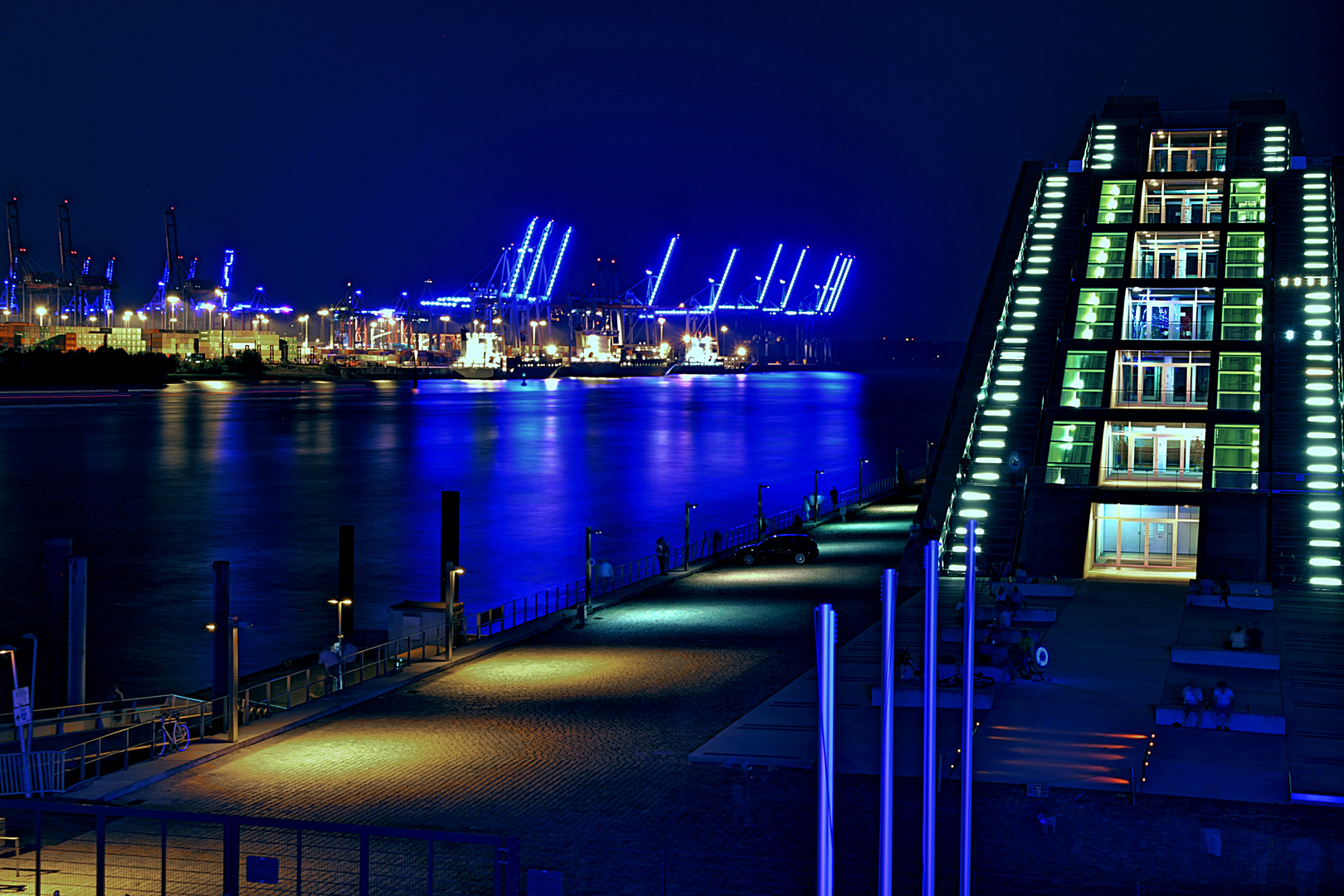 Der Hamburger Hafen in Blau