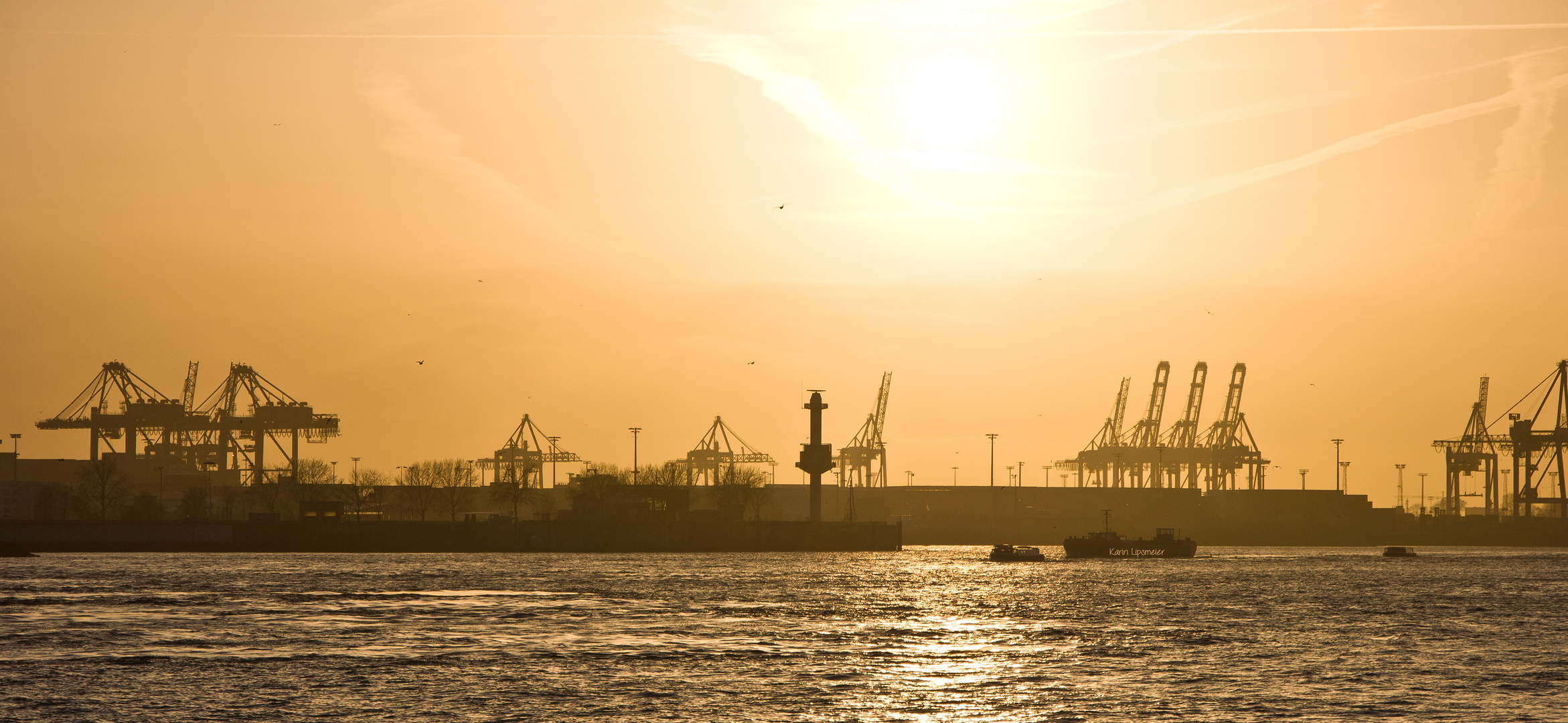 der Hamburger Hafen in der Abendsonne