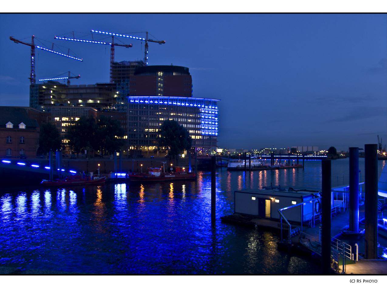 Der hamburger Hafen letztes Jahr zur blauen Stunde