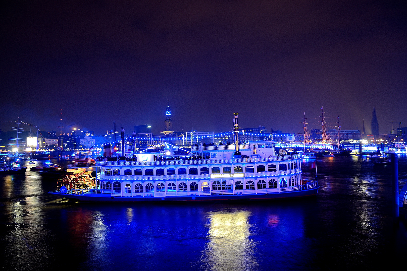 Der Hamburger Hafen während des Blue Ports