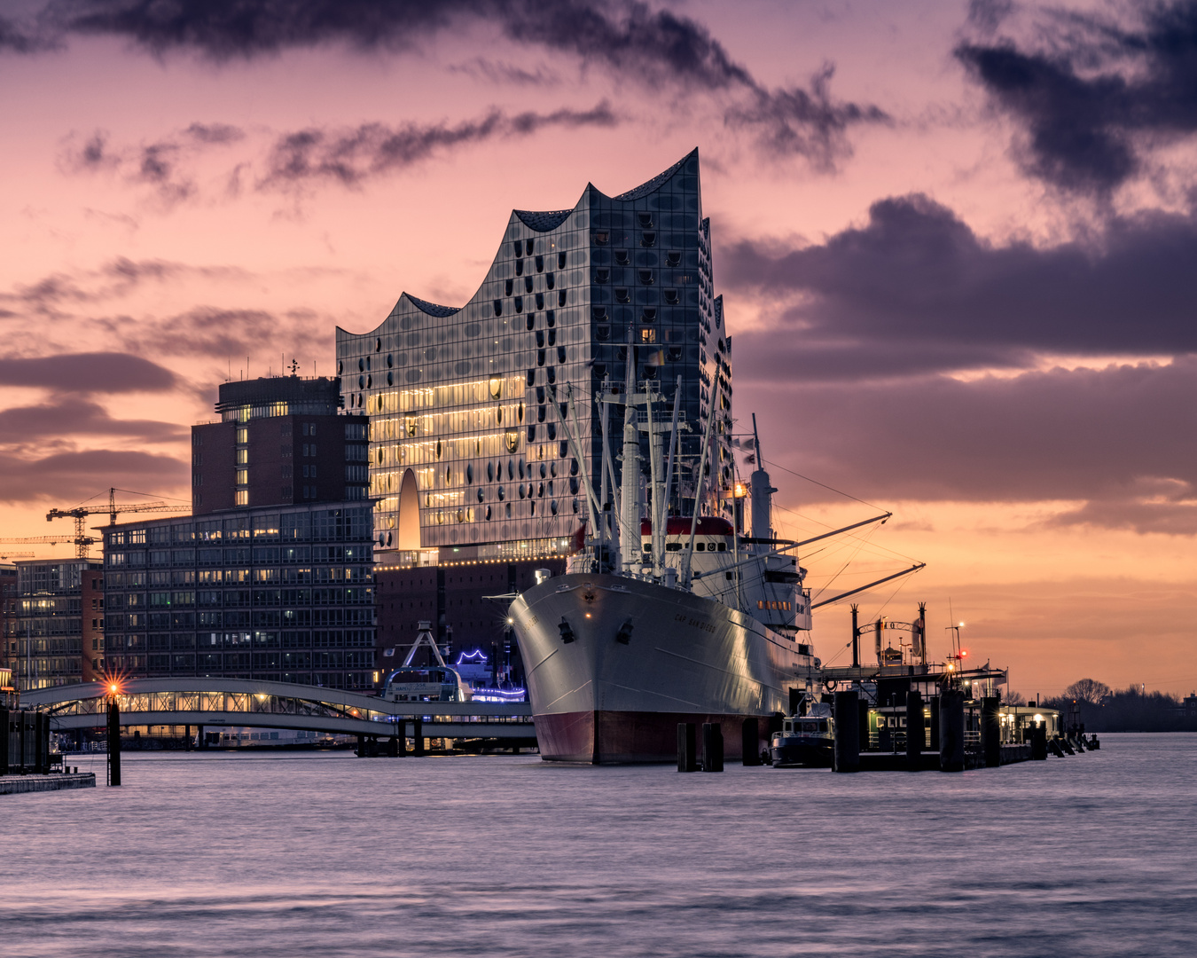 Der Hamburger Hafen zum Sonnenaufgang