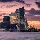 Der Hamburger Hafen zum Sonnenaufgang