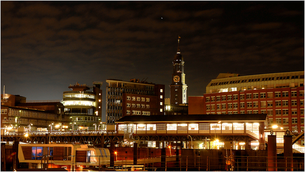 Der hamburger Michel mit der U-Station Baumwall