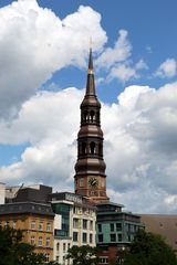 der Hamburger Michel neu mit  Kupfer eingedeckt