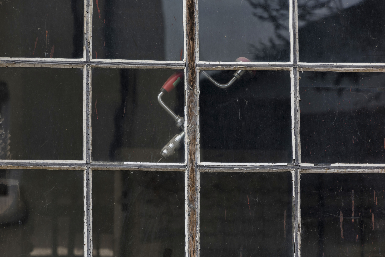 der Handbohrer im Fenster