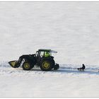 Der handelsübliche Trecker ist bei Schnee dem Smart als Fortbewegungs-mittel vorzuziehen.