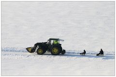 Der handelsübliche Trecker ist bei Schnee dem Smart als Fortbewegungs-mittel vorzuziehen.