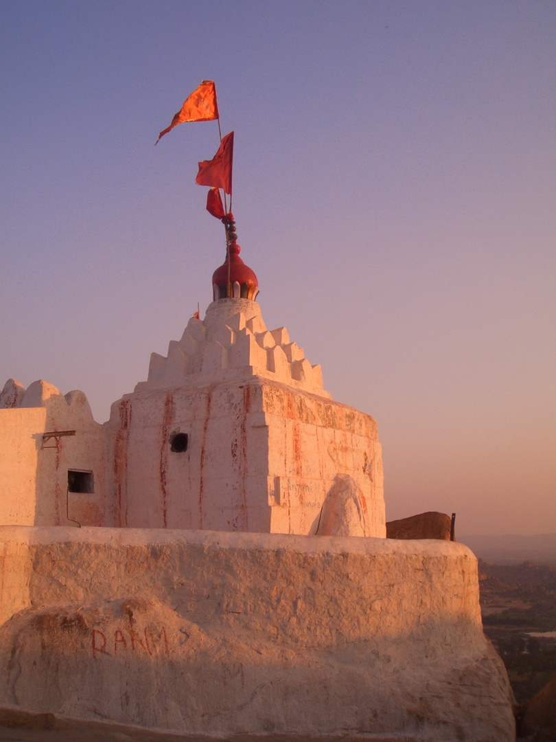 der Hanuman-Tempel in Hampi bei Sonnenuntergang