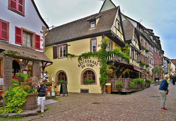Der Haupstraße Rue du General de Gaulle empor.