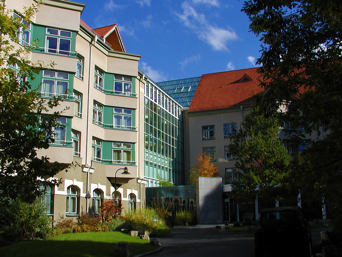 Der Haupteingang der Nervenklinik mit Glaswand und -dach