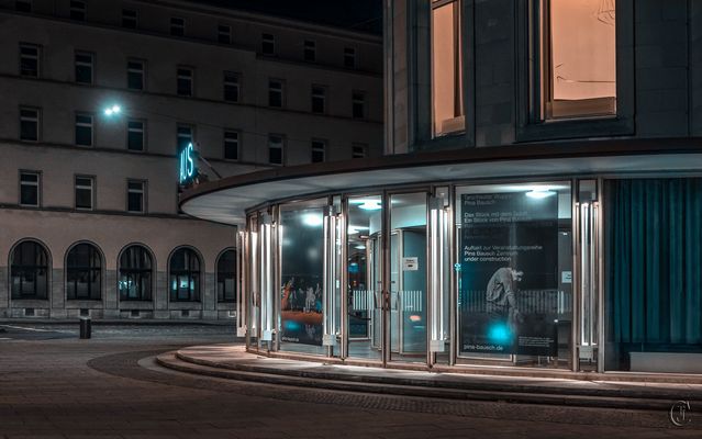Der Haupteingang vom Opernhaus in Wuppertal