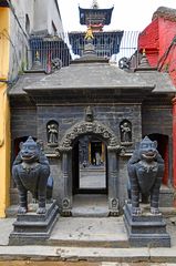 Der Haupteingang zum "Goldenen Tempel" in Lalitpur