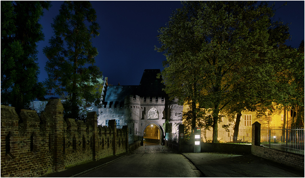 Der Haupteingang zum Schloss