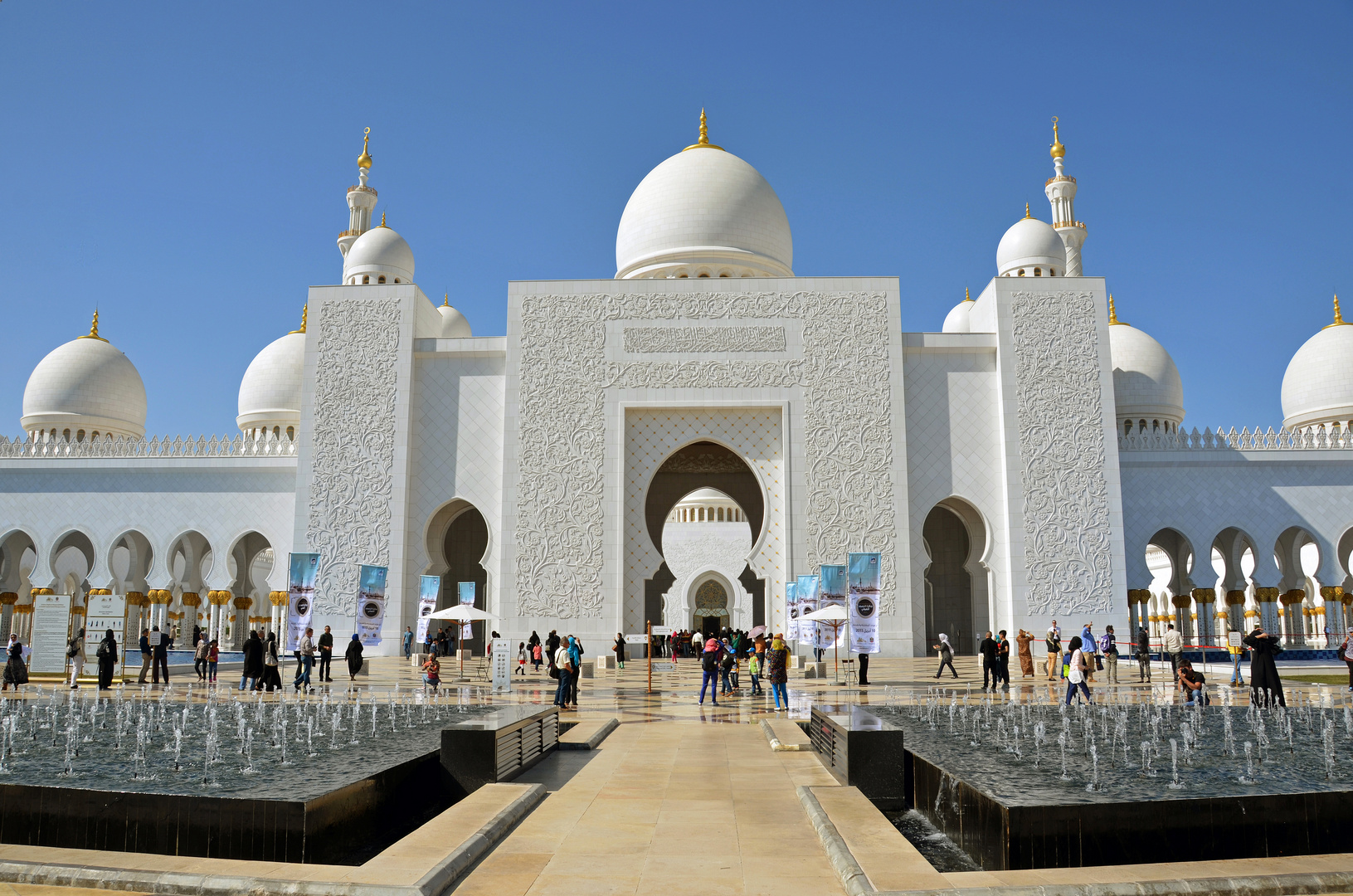 Der Haupteingang zur Scheich-Zayid-Moschee