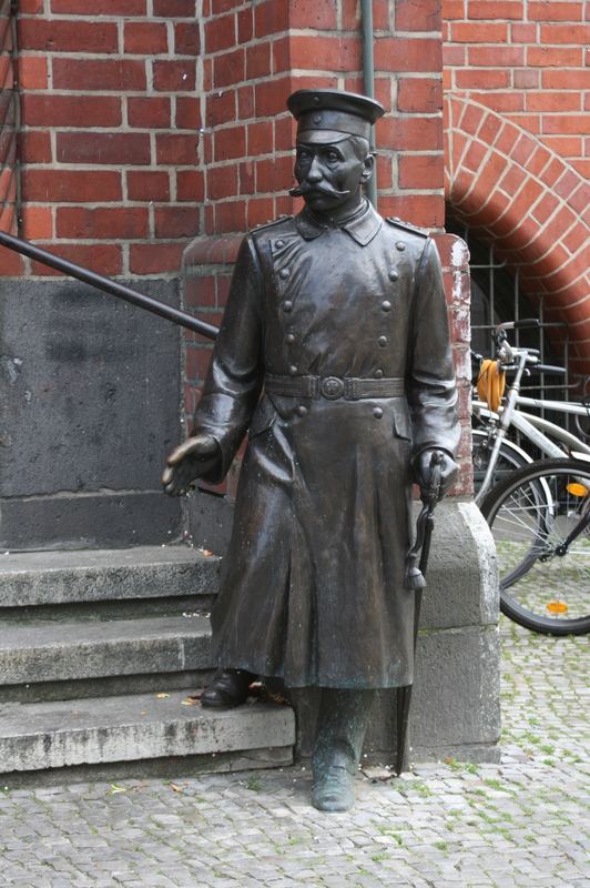 Der Hauptmann von Köpenick vor dem Rathaus