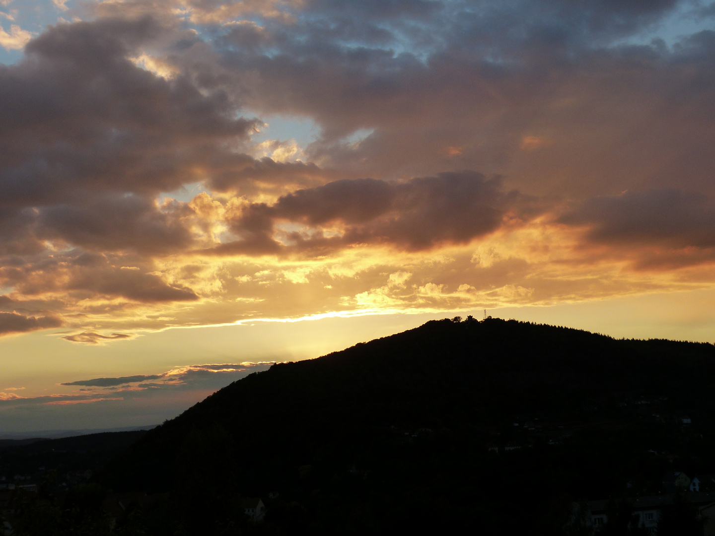 Der Hausberg von Suhl im Abendlicht