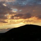 Der Hausberg von Suhl im Abendlicht