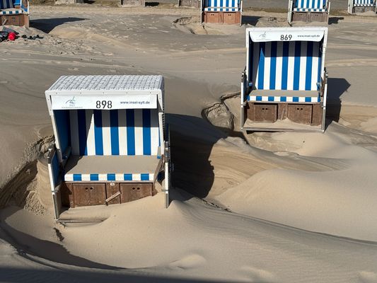 der heftige Wind untergräbt die Strandkörbe
