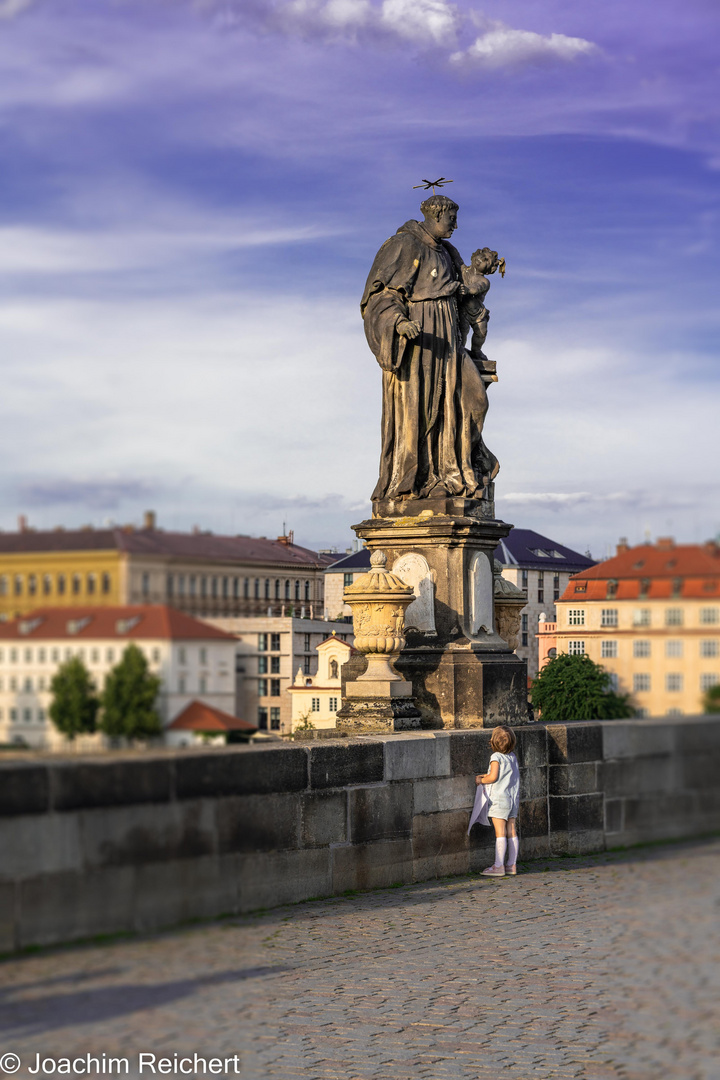 Der Heilige Antonius auf der Karlsbrücke in Prag ist sooo groooß