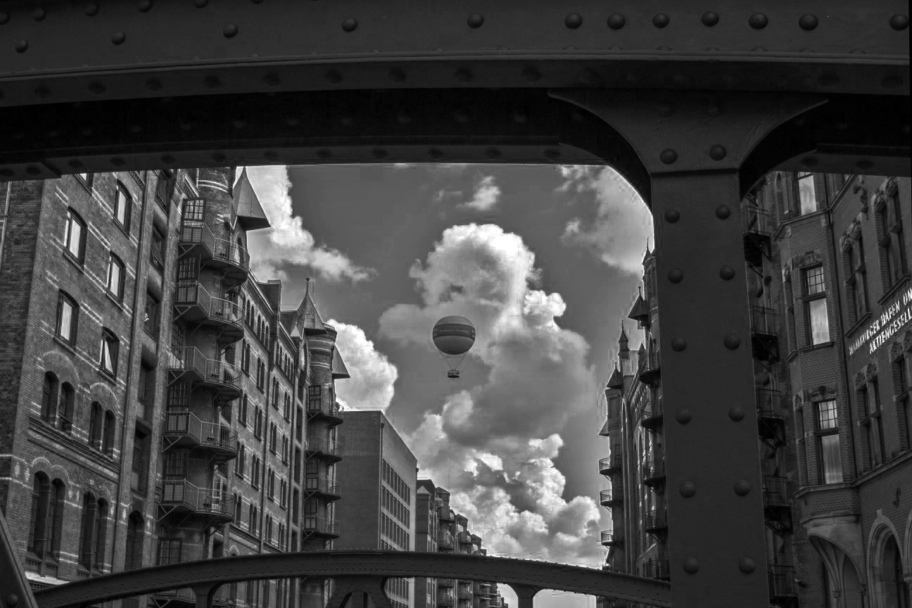 Der Heißluftballon über der Speicherstadt