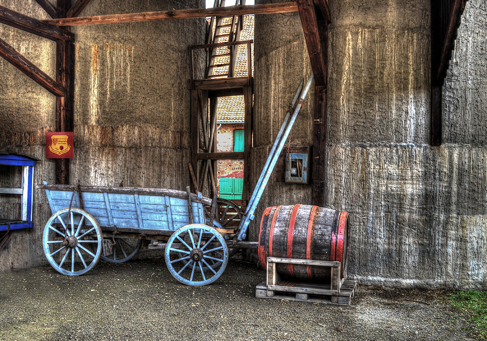 der hellblaue Handwagen ...