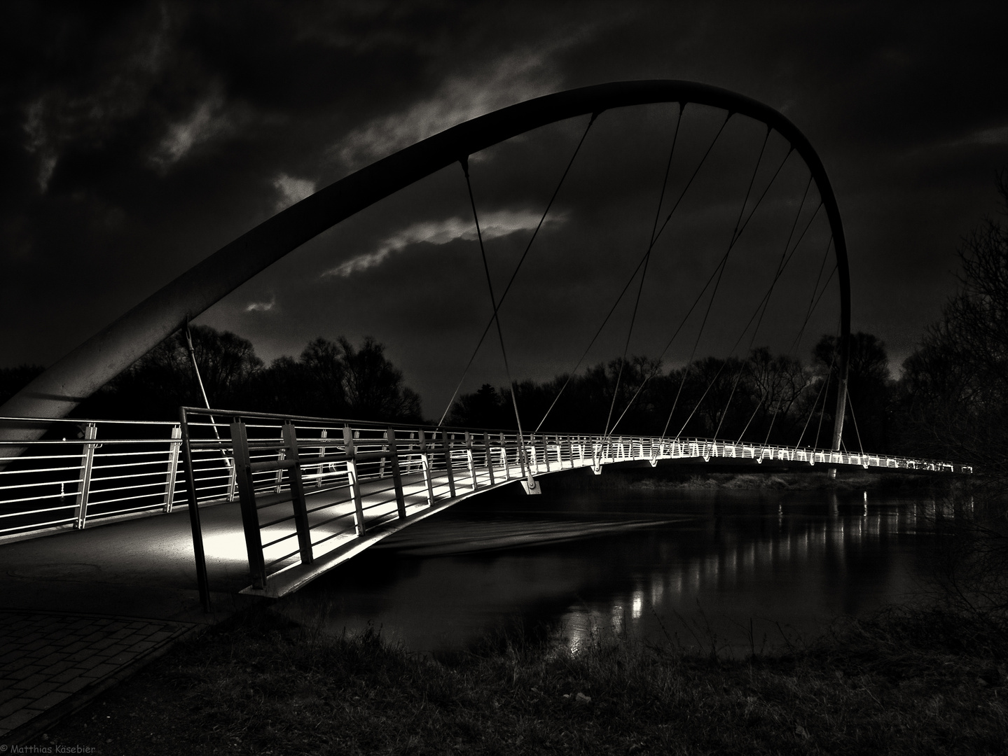 Der helle Weg in der Dunkelheit