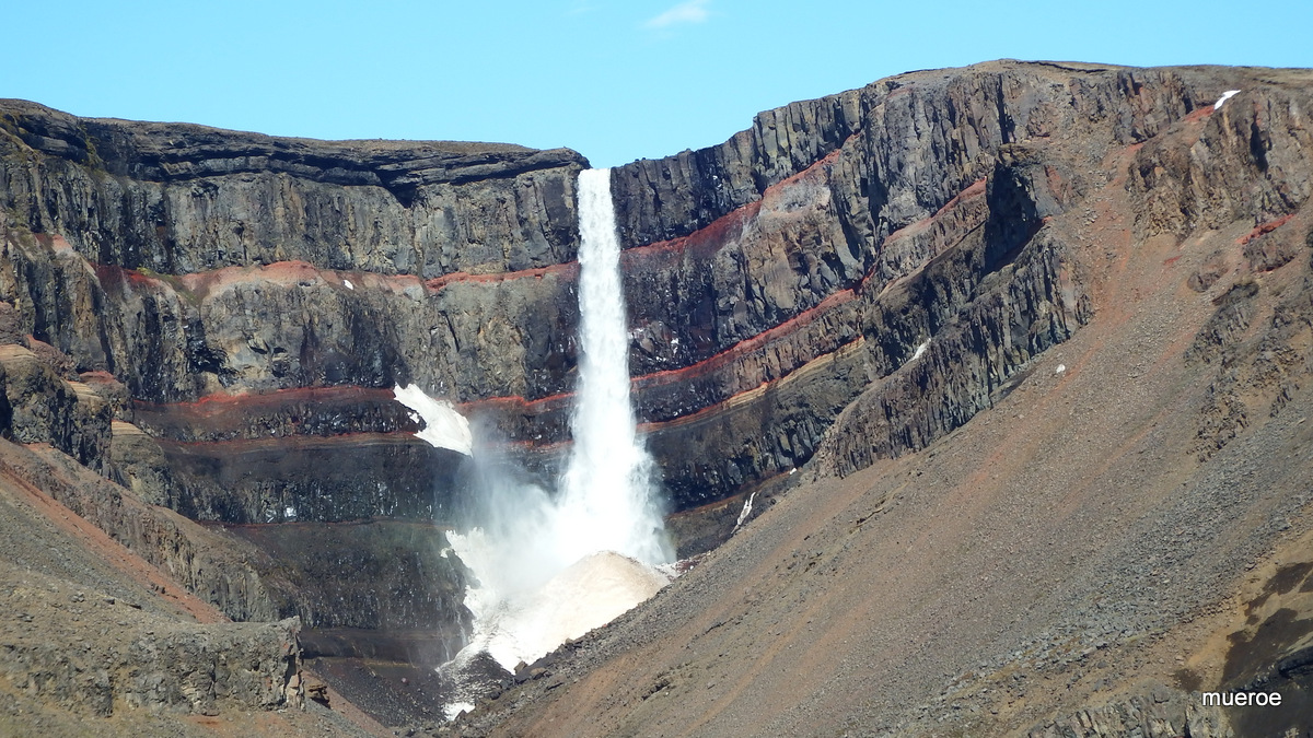 Der Hengifoss auf Island ( 118m)