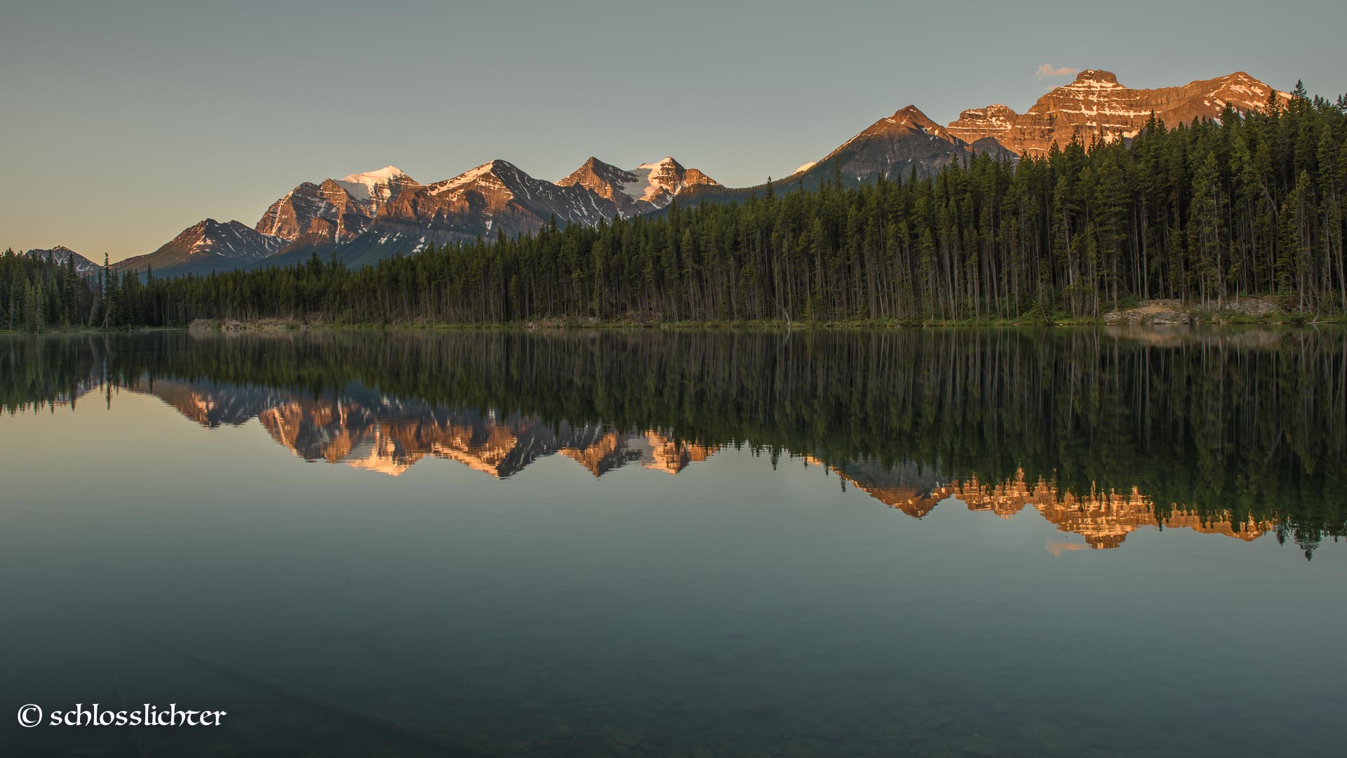 Der Herbert Lake beim Icefields Parkway im Banff-Nationalpark in der kanadischen Provinz Alberta