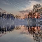 Der Herbkesee an einem dunstigen Abend nach Sonnenuntergang 