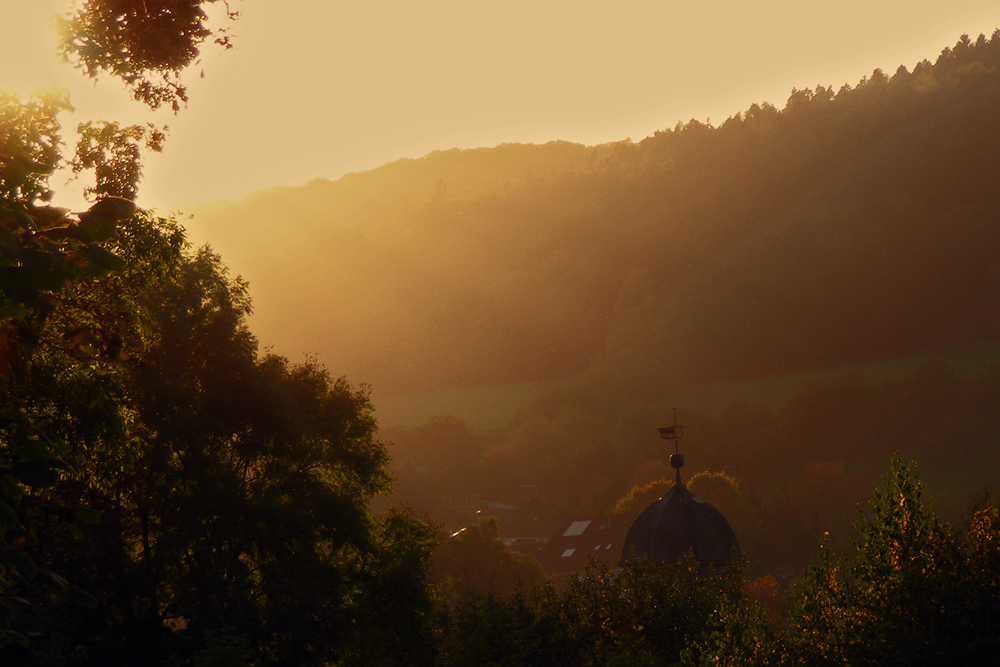 Der Herbst erfacht und strahlt am späten Mittag