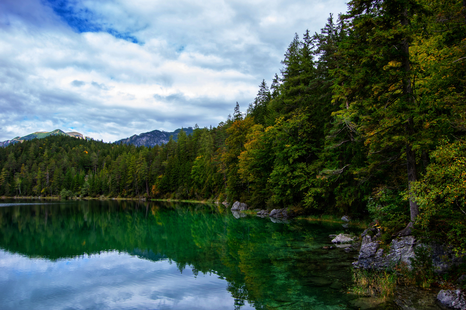 ....der Herbst hält Einzug am Eibsee...