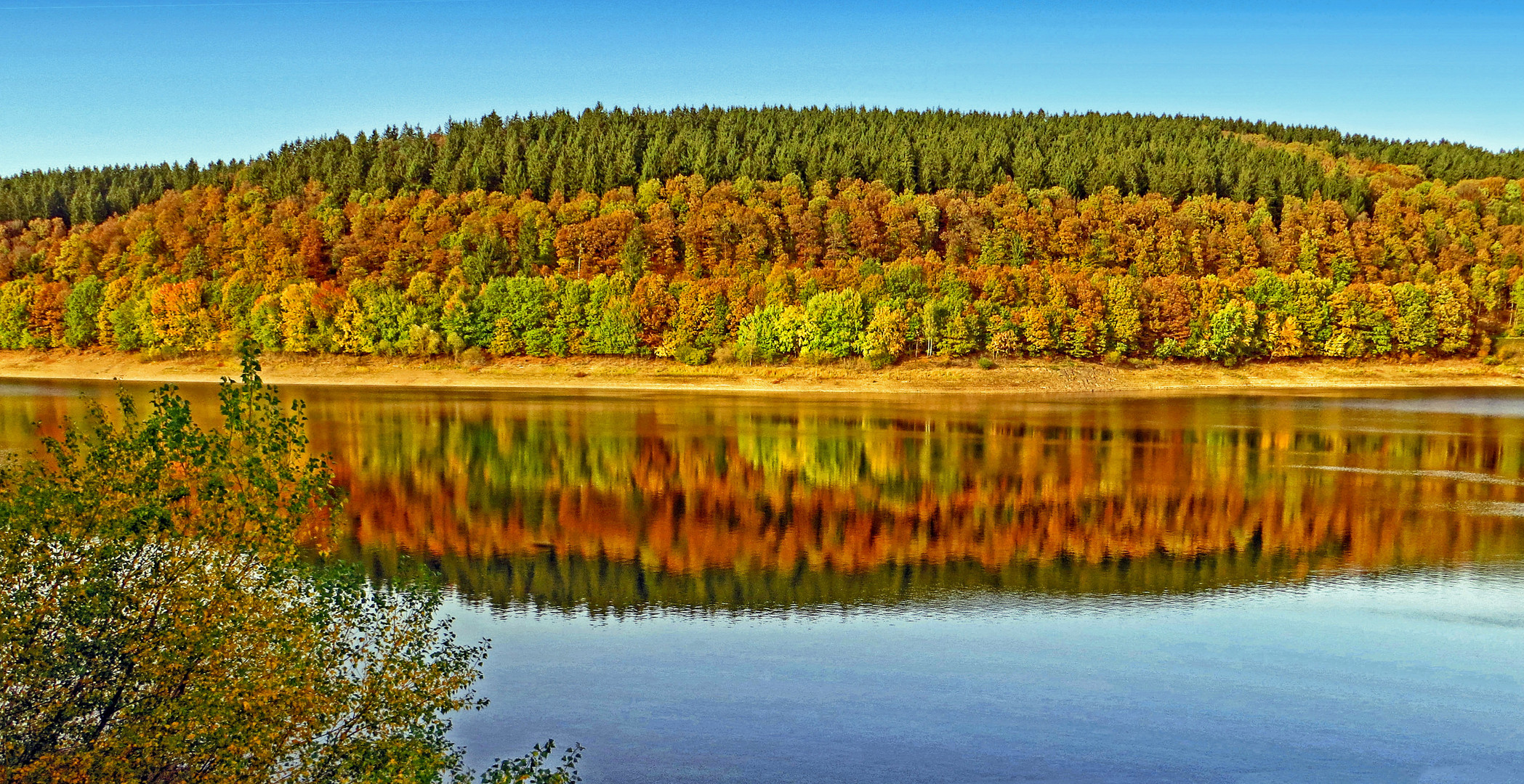 DER HERBST IM SPIEGEL....