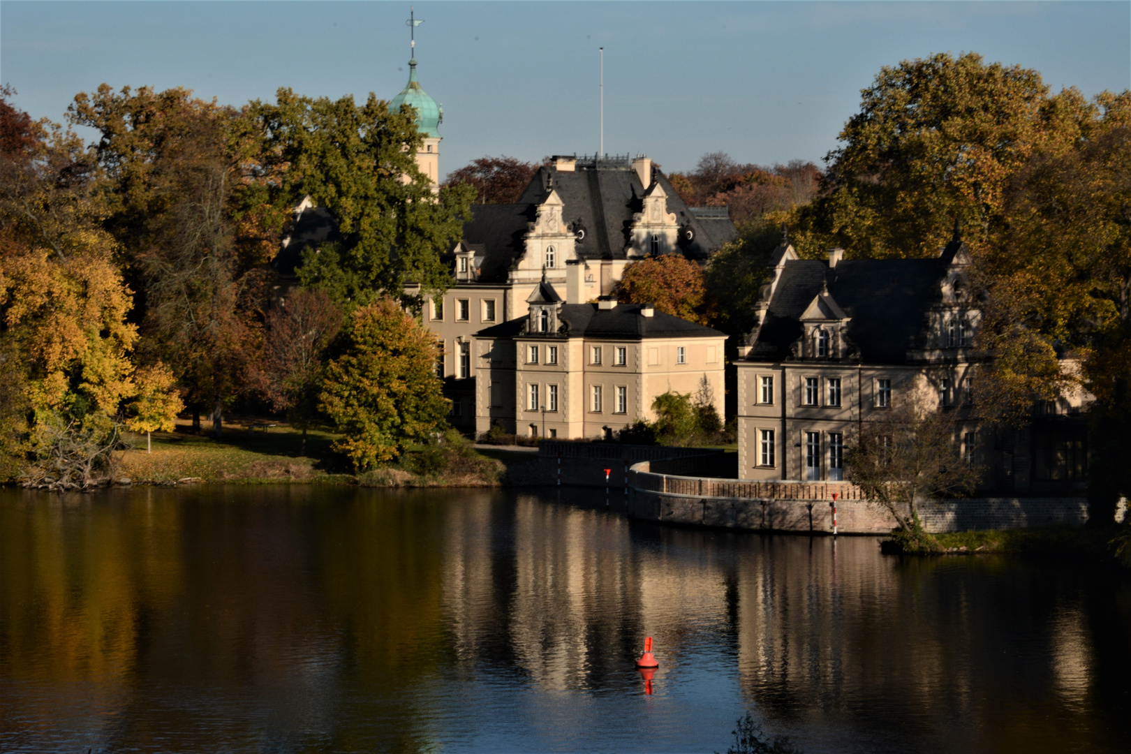 Der Herbst ist an der Glienicker Lake, Potsdam, angekommen.