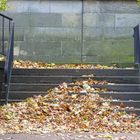 Der Herbst liegt auf den Stufen