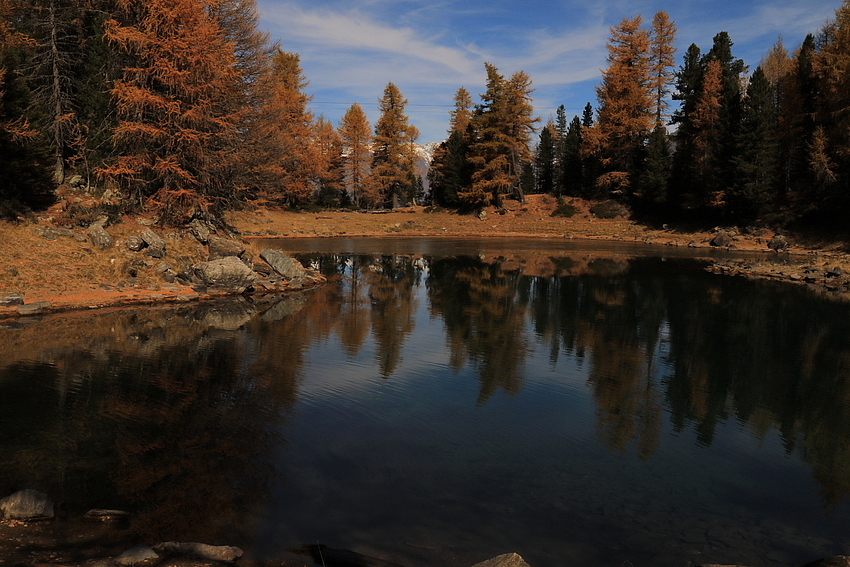 Der Herbst spiegelt sich im Bergsee