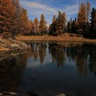 Der Herbst spiegelt sich im Bergsee