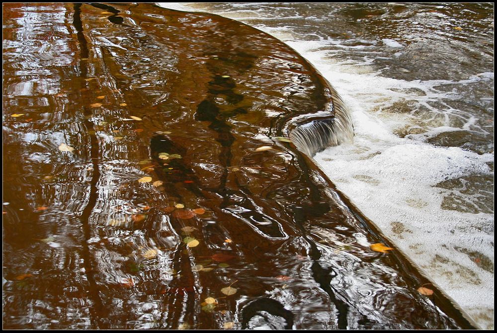 Der Herbst spiegelt sich im Wasserfall