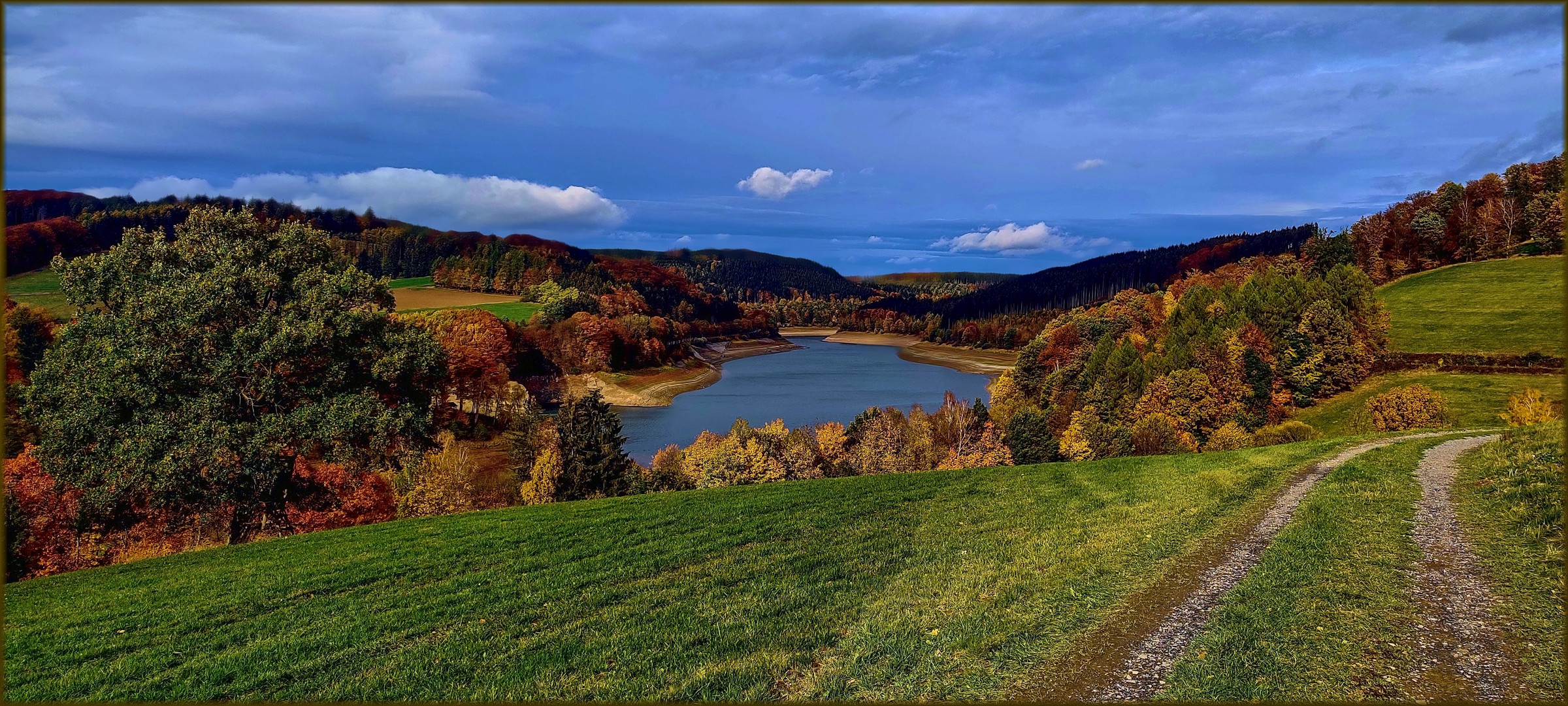 Der herbstlich gefärbte Hennesee