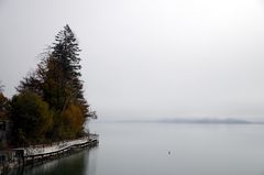 Der herbstliche Walchensee im Morgennebel