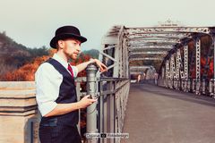 Der Herr erwartet Sie auf der Carl-Alexander-Brücke