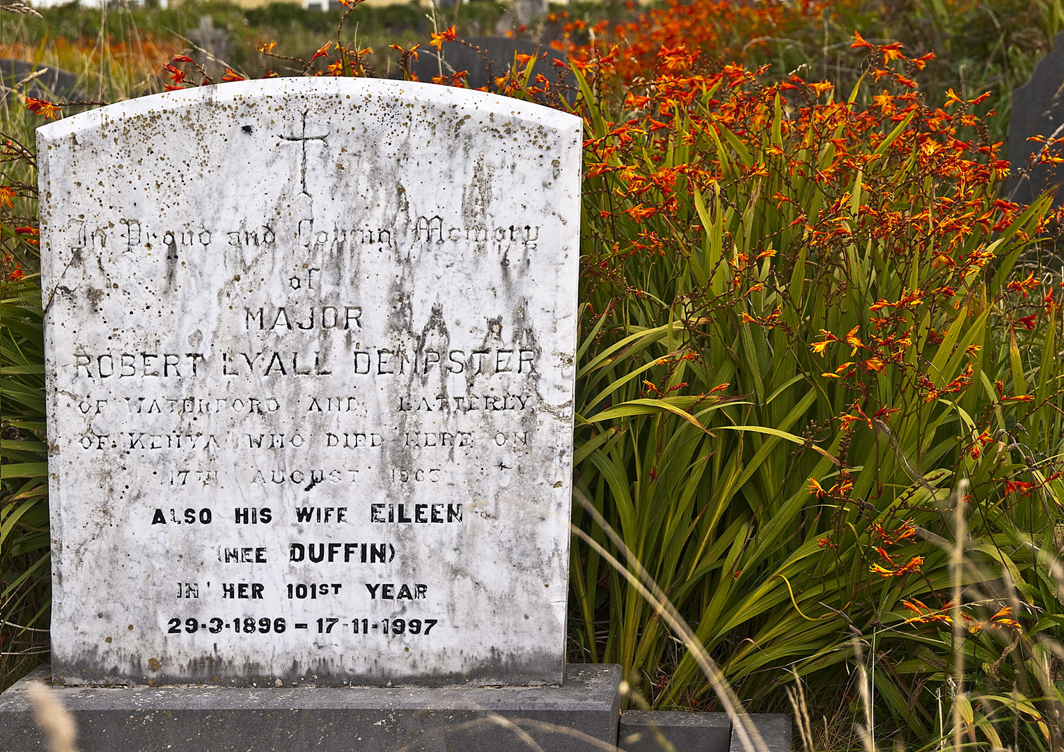 Der "HERR" sorgt für den Blumenschmuck. Friedhof in Waterville