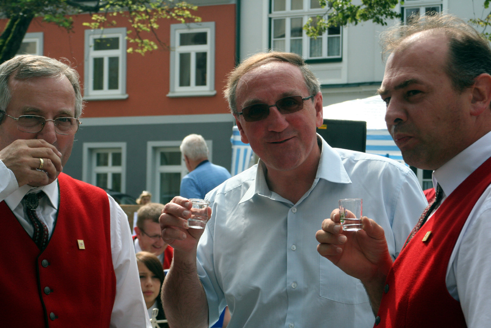 Der Herr Stadtpfarrer nach seinem erfolgreichen Einsatz als Kapellmeister