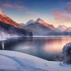 Der herrliche Bergsee im Winter