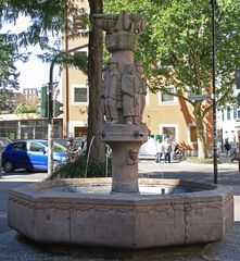 Der Heuschreckbrunnen in Trier, ein lustiger Brunnen, mit kuriosen Figuren