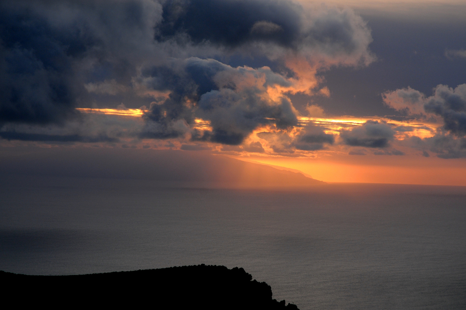 Der heutige Sonnenuntergang zeigt El Hierro ...