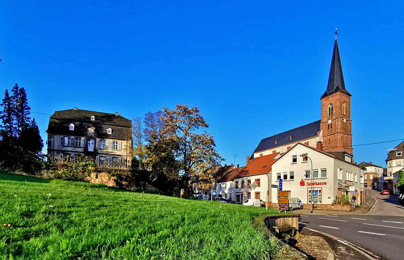 Der Hilbringer Ortskern am letzten Oktobertag 2020. 