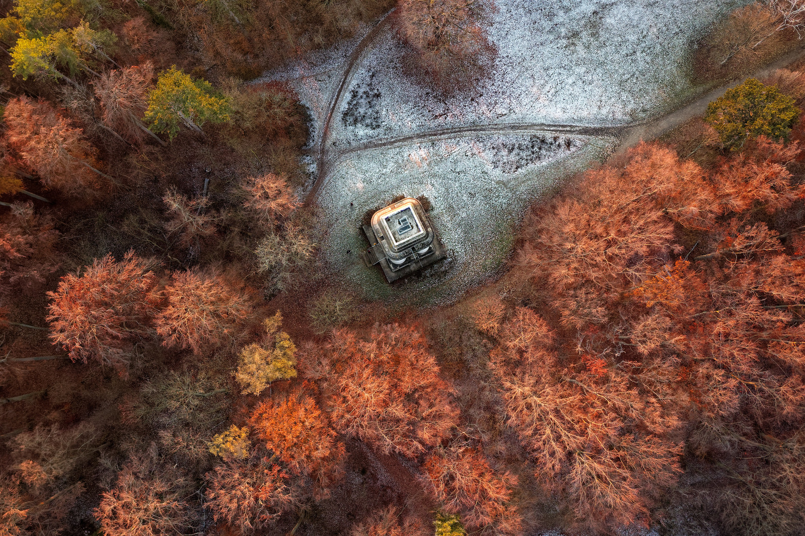 der Hildesheimer Bismarckturm auf dem Galgenberg im Herbst